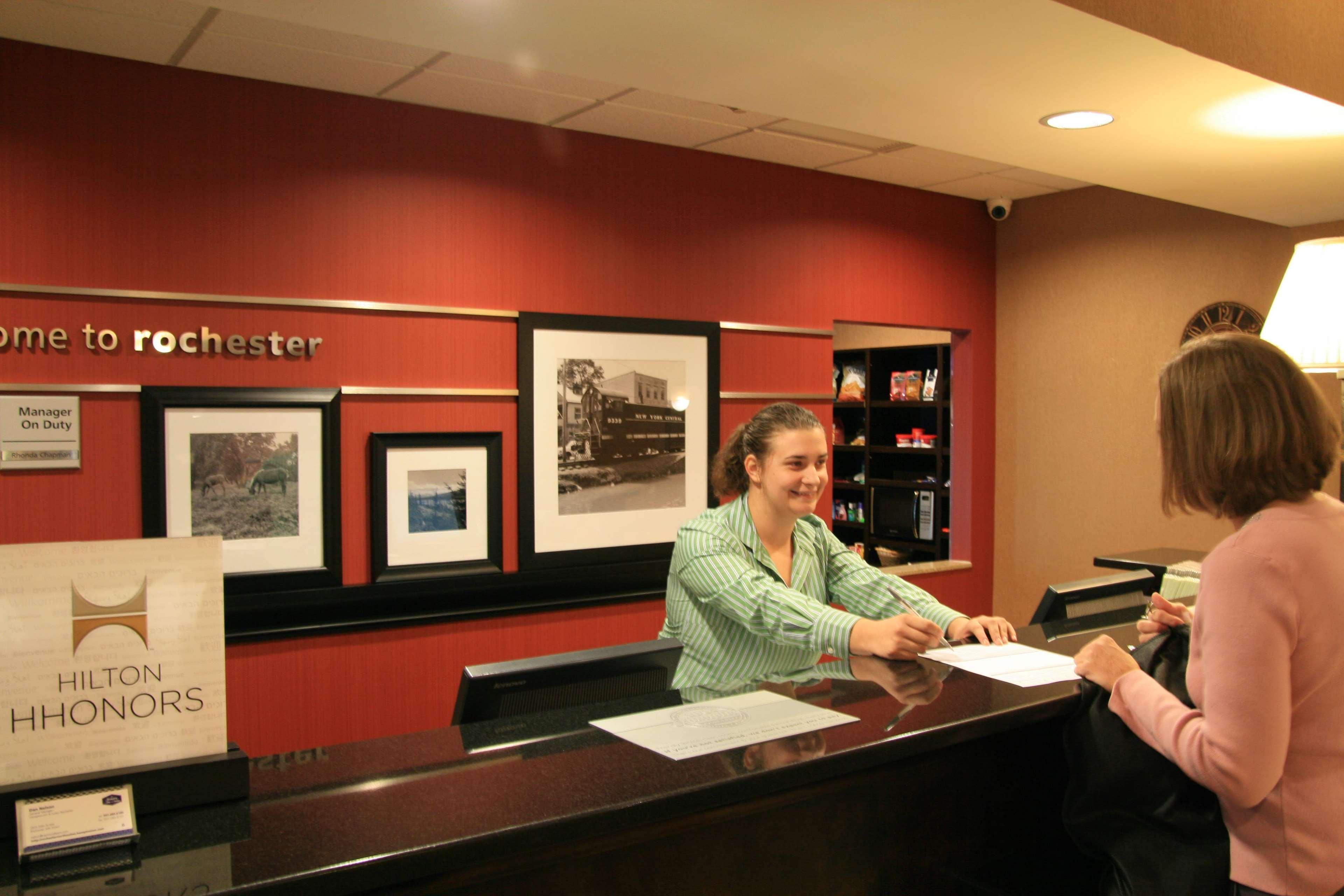 Hampton Inn & Suites Rochester-North Beltér fotó